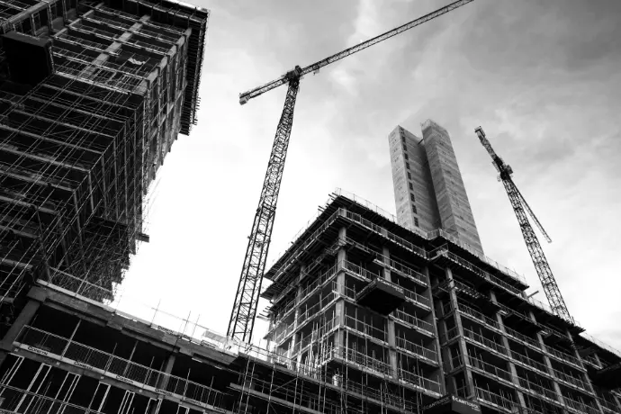 Cantiere che richiede manutenzione regolare delle attrezzature