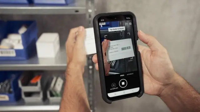 Scansione di un codice a barre con uno smartphone in Aptagram Maintenances